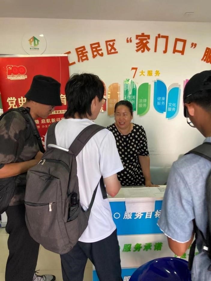 “紫云英”實踐隊拜訪海匯居委會詢問蘆潮港居民生活變化