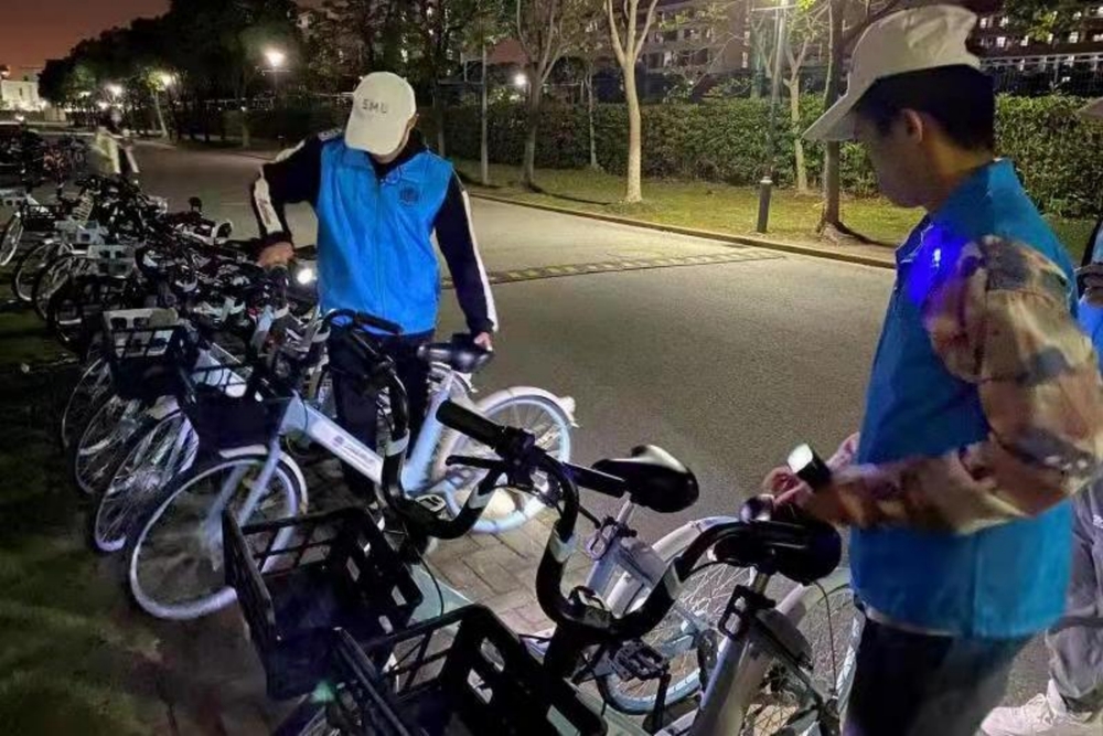平安志愿者行動(dòng)支隊(duì)進(jìn)行校園夜晚巡查