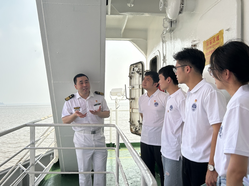 輪機長為師生講解船舶知識
