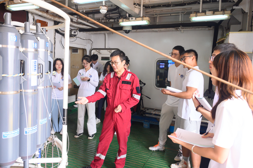 船員為踐習學生介紹CTD取水設備