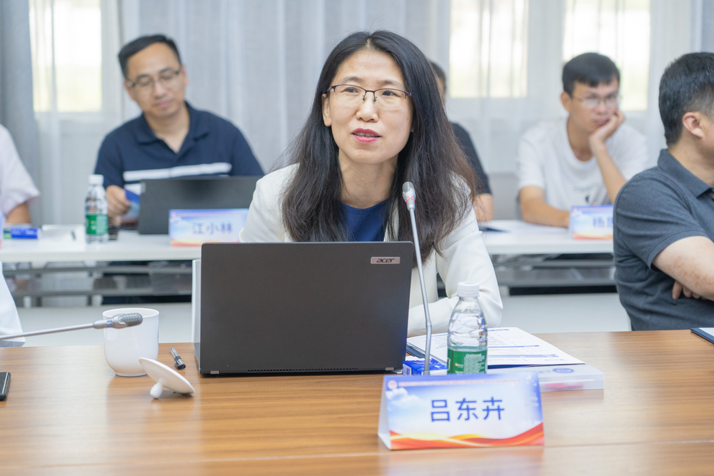 《宣傳通訊》編輯部主任呂東卉主持第一階段主旨發言