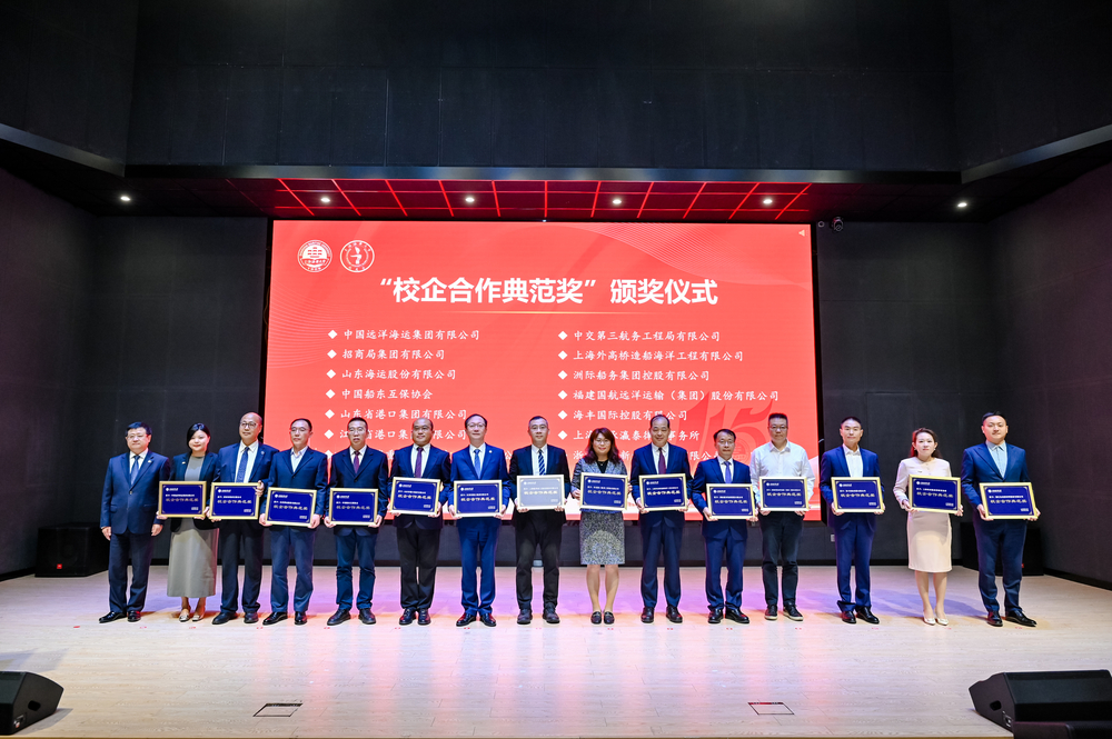 校黨委書記宋寶儒頒發(fā)校企合作典范獎(jiǎng)