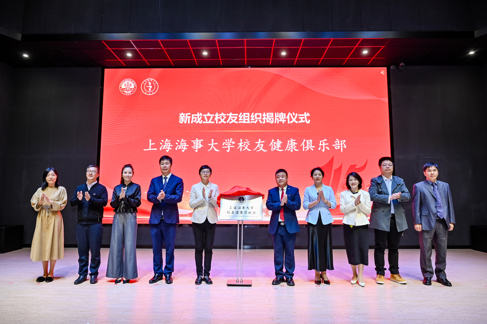 校黨委副書記賀莉?yàn)樾Ｓ呀】稻銟凡款C發(fā)銘牌