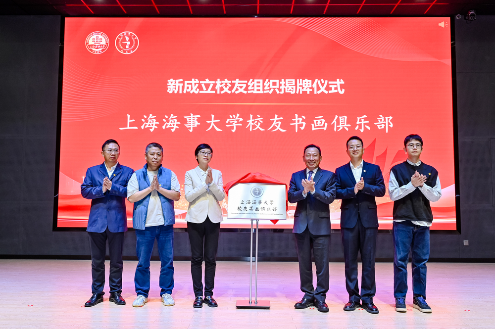校黨委副書記賀莉?yàn)樾Ｓ褧嬀銟凡款C發(fā)銘牌