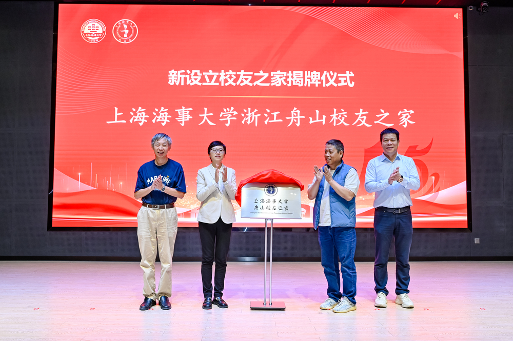 校黨委副書記賀莉?yàn)檎憬凵叫Ｓ阎翌C發(fā)銘牌