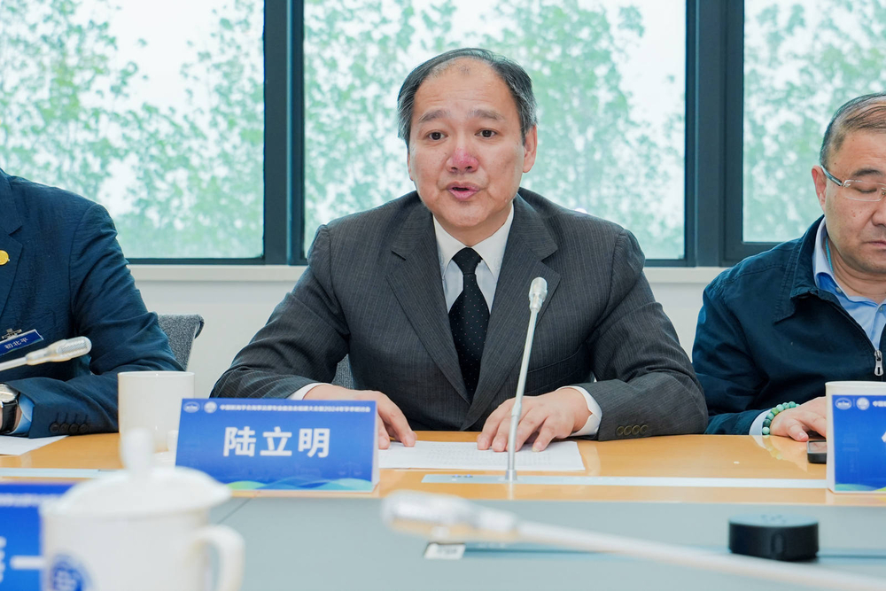 交通運(yùn)輸部海事局政策法規(guī)處處長陸立明主持主任委員會第一次會議