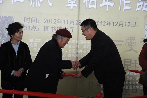 楊萬楓副校長為謝仁杰教授頒發證書