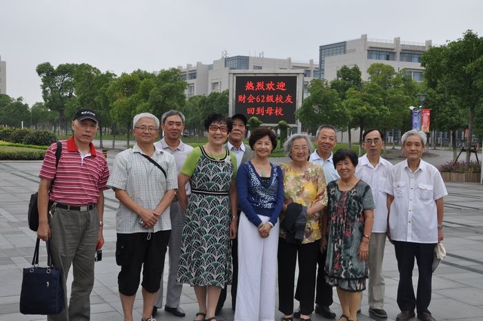 財(cái)會(huì)62級(jí)校友參觀臨港校區(qū)