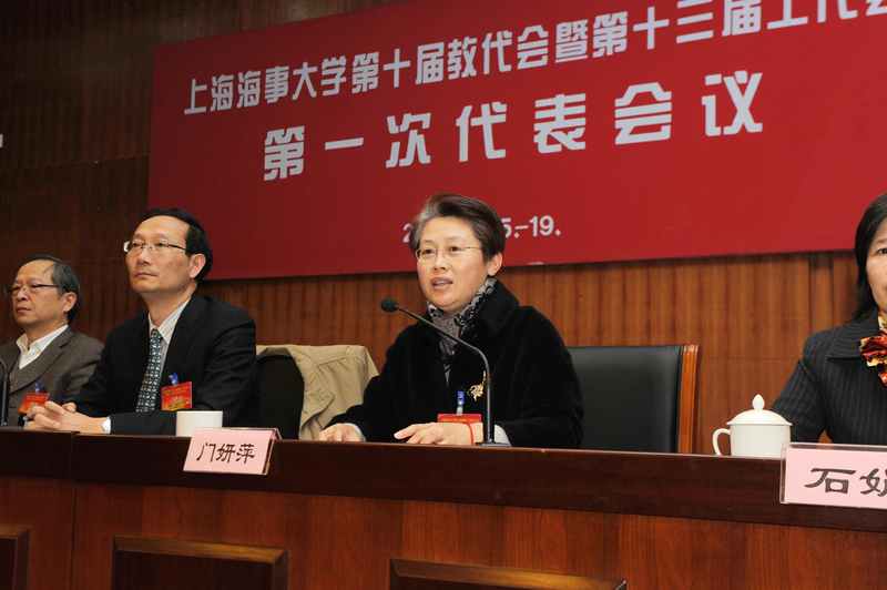 校黨委副書記、紀委書記門妍萍主持大會