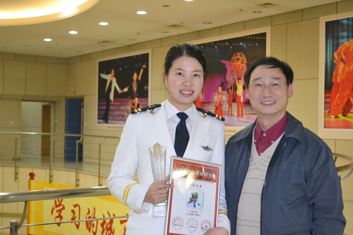 白響恩老師與頒獎嘉賓上海市教衛黨委副書記、市教委副主任高德毅合影