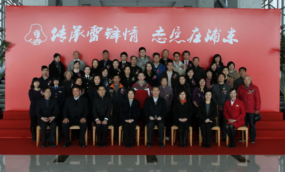 我校志愿者代表參加浦東新區(qū)志愿者服務(wù)項(xiàng)目簽約儀式