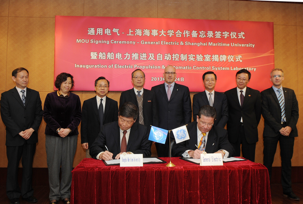 通用電氣 Power Conversion中國區總裁兼首席執行官金飛翔和上海海事大學副校長肖寶家簽署合作備忘錄