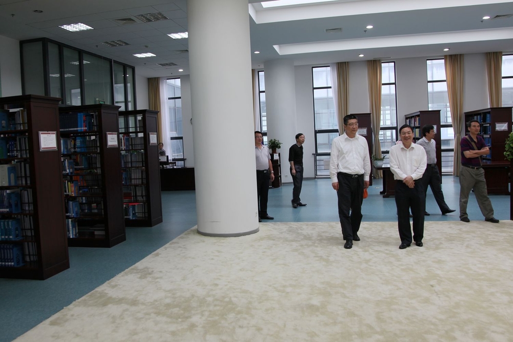 參觀圖書館