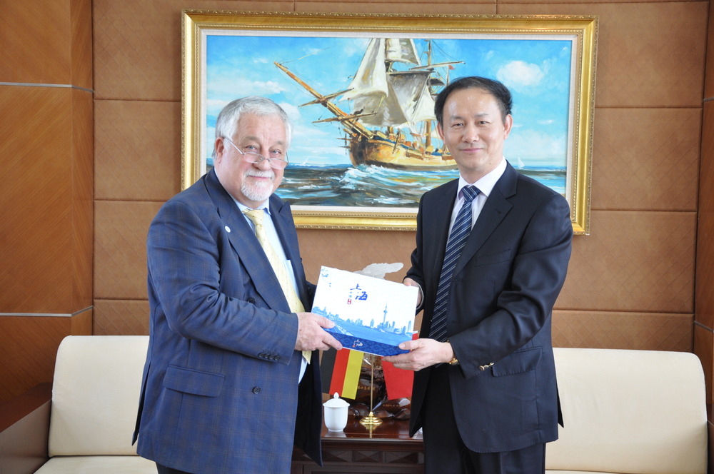 金永興副校長與Peter Boy教授交換紀(jì)念品