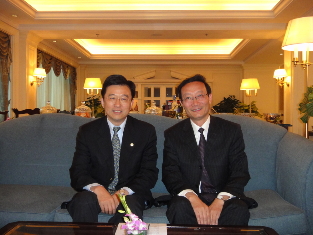 黃有方校長與李紹德董事長交流