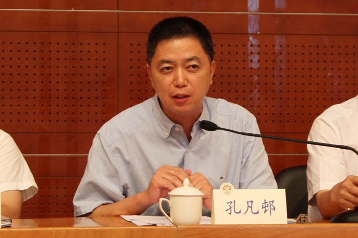 孔凡邨副校長介紹學科、科研和學生工作情況
