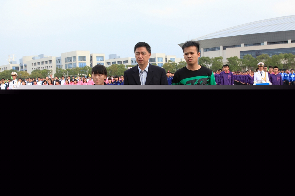 孔凡邨副校長為廣播體操表演賽一等獎(jiǎng)獲得者頒獎(jiǎng)