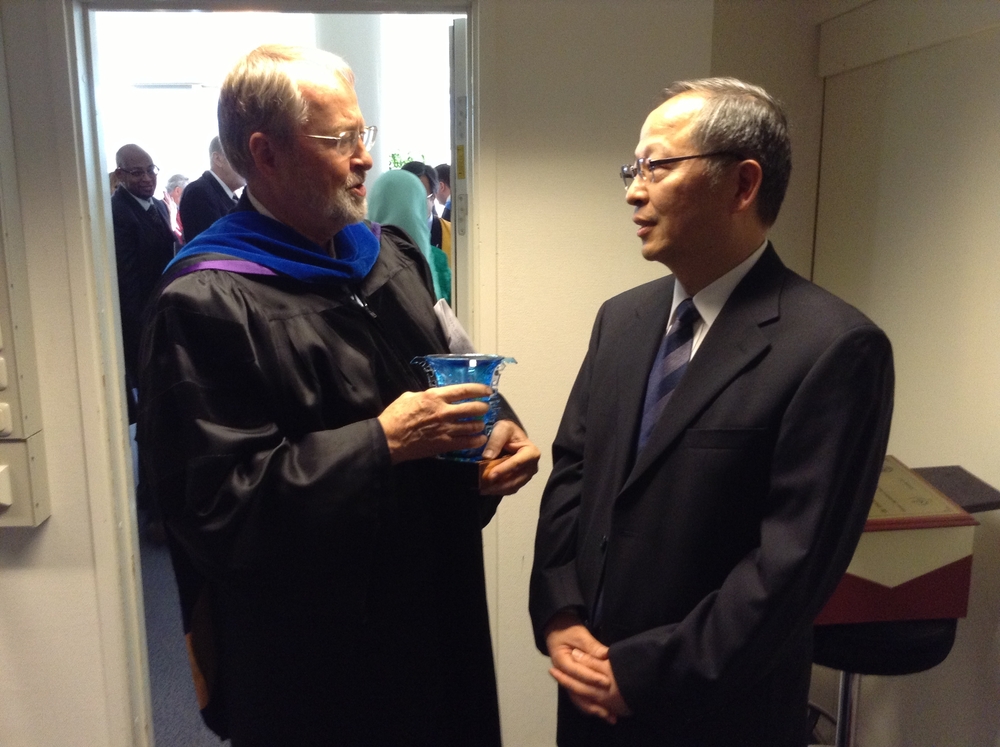 於世成書記向世界海事大學校長比昂?肖夫祝賀世界海事大學校慶