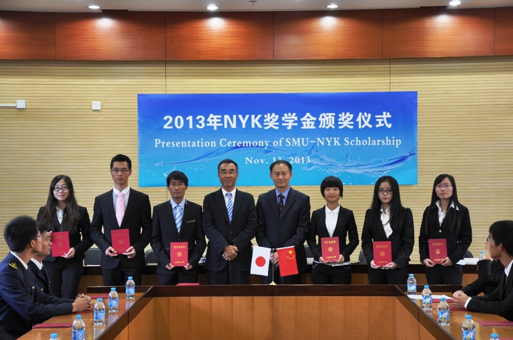 金永興副校長與永井圭造總代表為獲獎學生頒獎