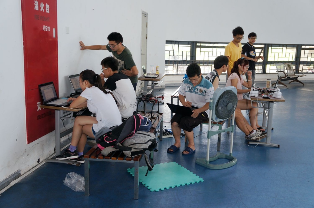 隊員們?nèi)找拐{(diào)試