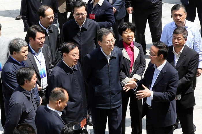 與江蘇省省委書記羅志軍、省長李學勇等領導交流