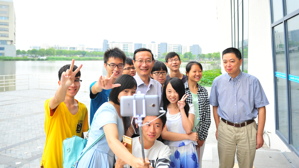黃有方校長(zhǎng)、孔凡邨副校長(zhǎng)與新生自拍合影