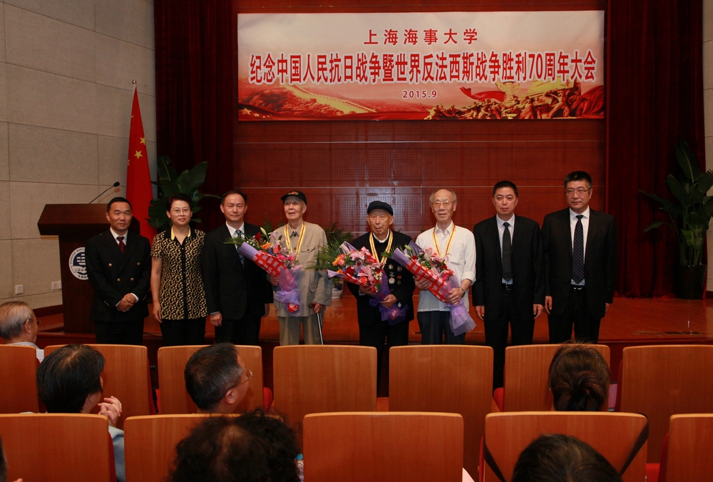 校領導為我校抗戰(zhàn)老戰(zhàn)士顧計、張錫道、徐明全頒發(fā)紀念章