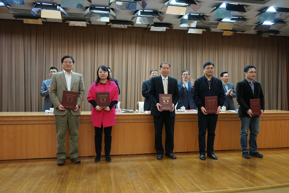 市人民政府秘書長肖貴玉為我校一等獎獲得者真虹教授課題組代表張婕姝教授（前排左二）頒獎