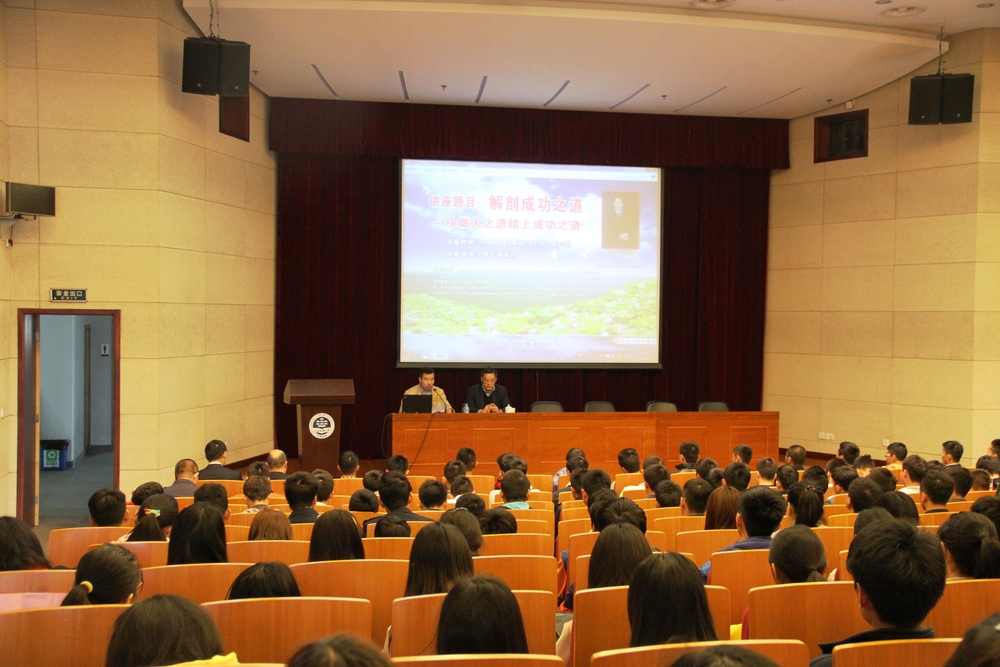 顧建綱先生在我校舉辦講座