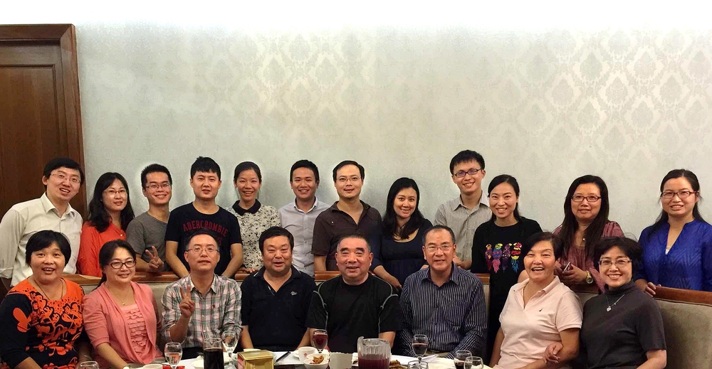 與上海市航運(yùn)管理系列課程教學(xué)團(tuán)隊老師一起歡送老教授榮退