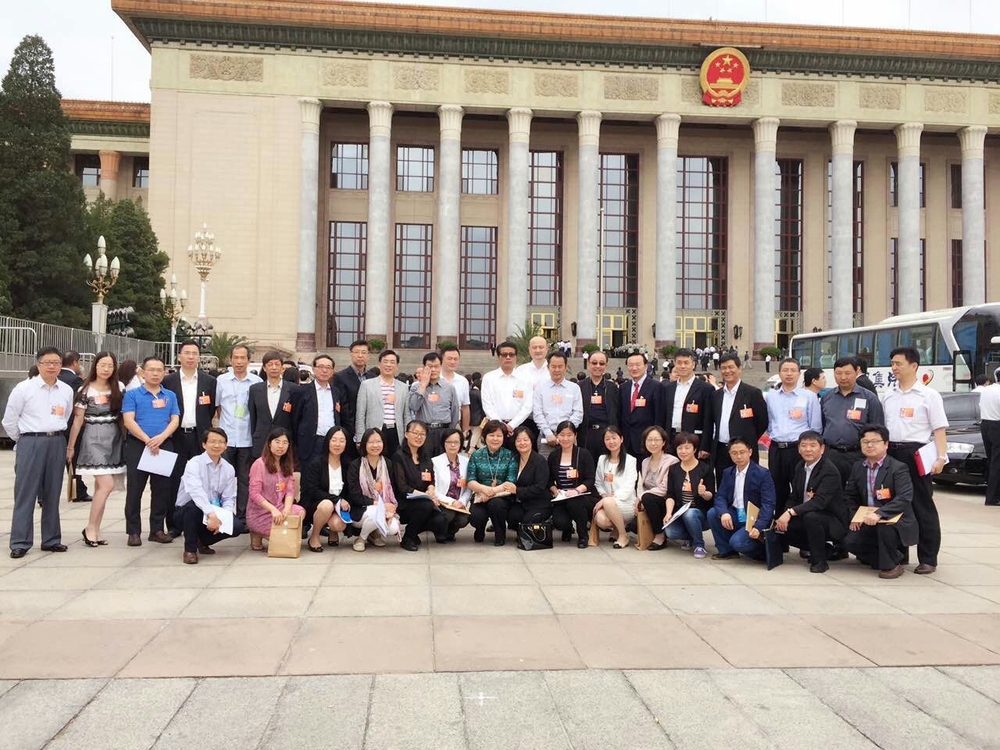 參加中國科協(xié)九大會議的上海代表團在會場外合影