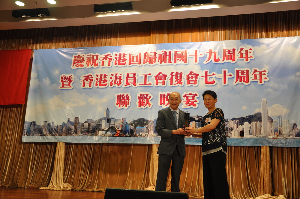 門妍萍副書(shū)記向香港海員工會(huì)贈(zèng)送紀(jì)念品