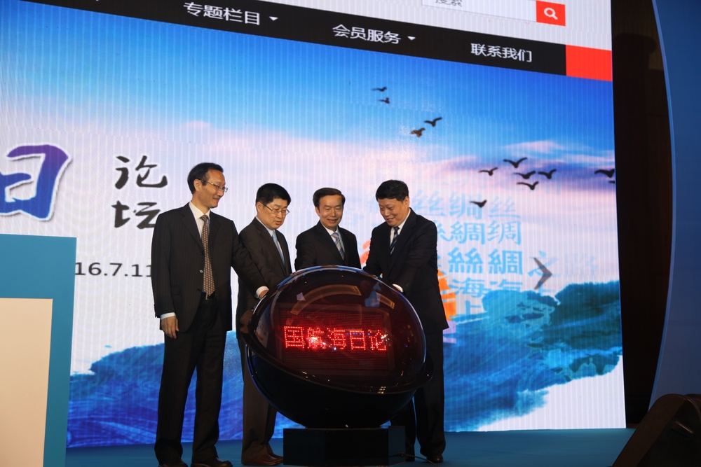 何建中、朱從玖、唐一軍、黃有方共同開通中國航海學會新版官方網站