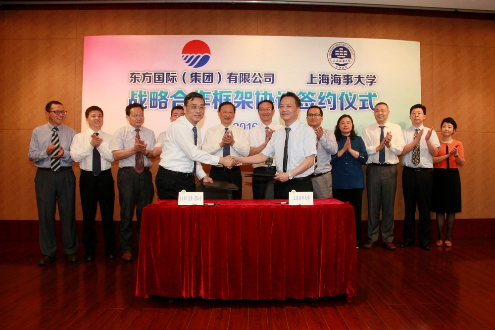 嚴偉副校長與強志雄副書記代表雙方簽約