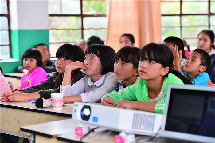 孩子們正在認真聽講