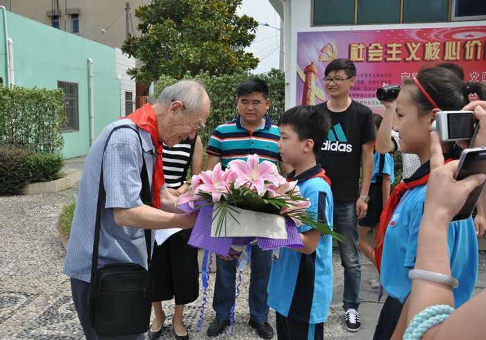 徐明全先生受到真武小學師生的熱烈歡迎
