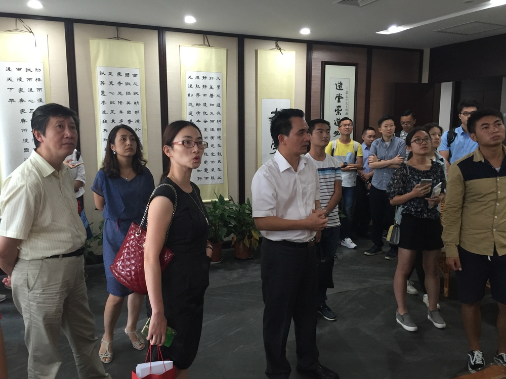 莊兆祥校友帶領來訪師生參觀企業