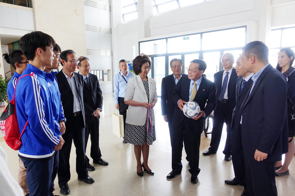 我校足協向趙錫成先生致送校足球隊上海市冠軍金牌及隊員聯合簽名足球