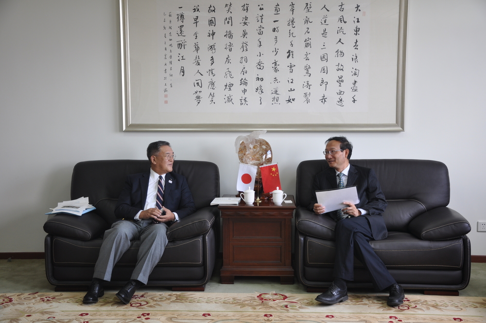 黃有方校長(zhǎng)與石川昭仁校長(zhǎng)親切交流