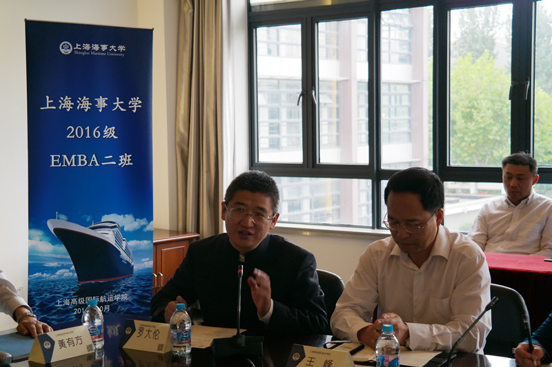 杰出校友，百家講壇講師羅大倫致辭