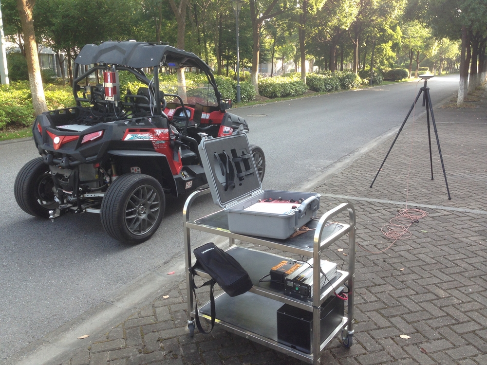 對“智能互聯(lián)+四輪獨立驅(qū)動電動車”進行試驗調(diào)試