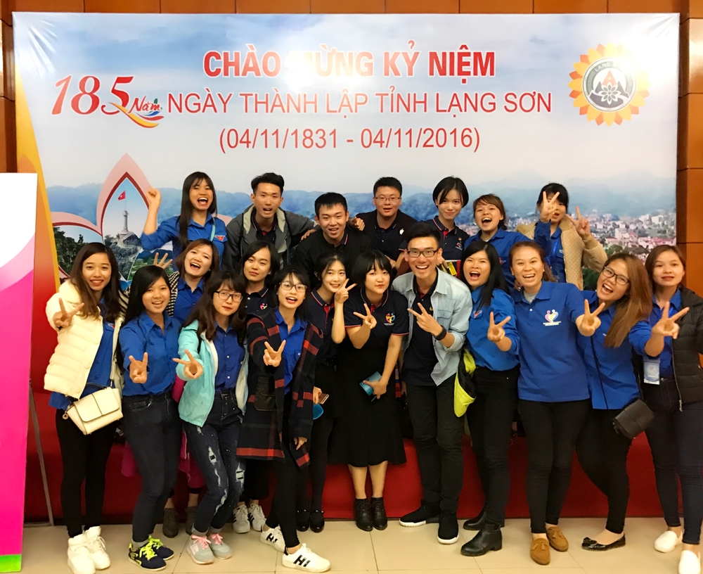 我校學(xué)生與越南青年代表合影
