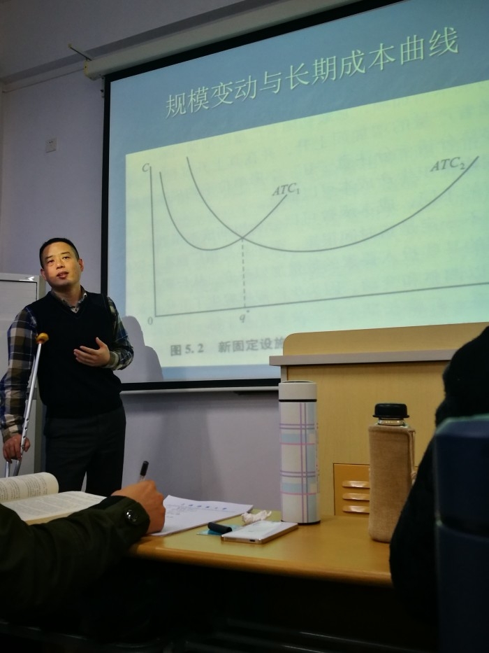 侯劍老師在上課