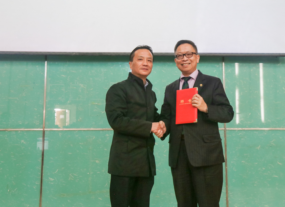 嚴(yán)偉副校長為馮佳培先生頒發(fā)客座教授聘書