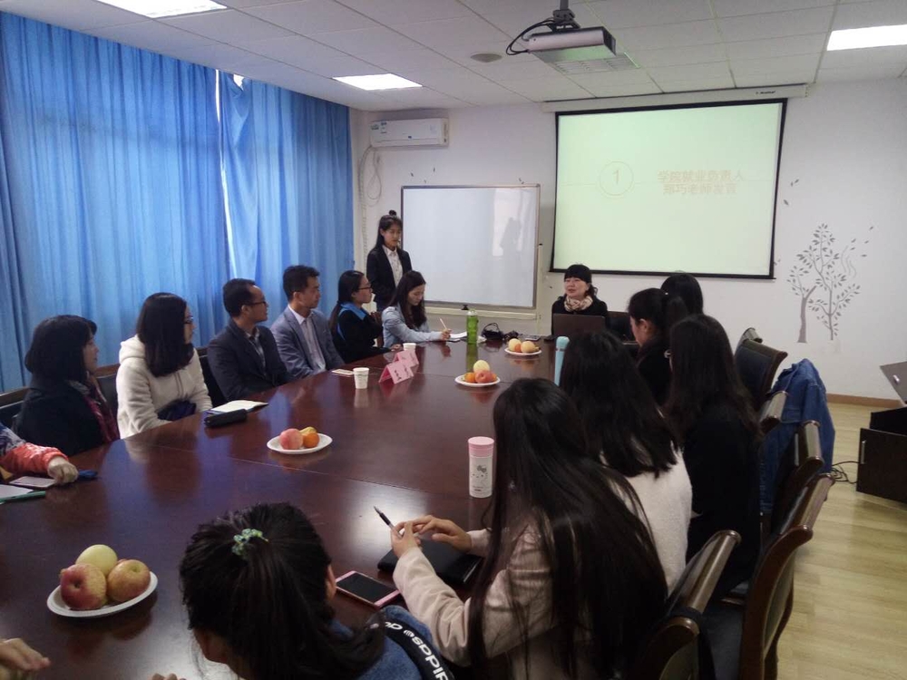 鄭巧老師為學生做就業指導