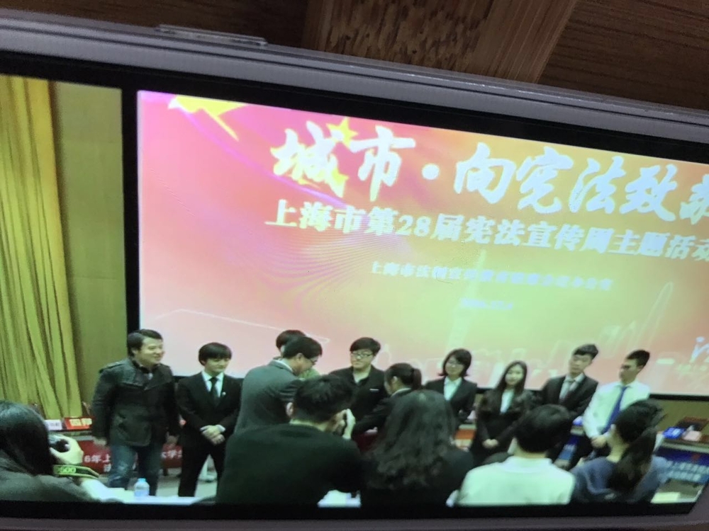 上海市副市長白少康為我校代表隊頒獎