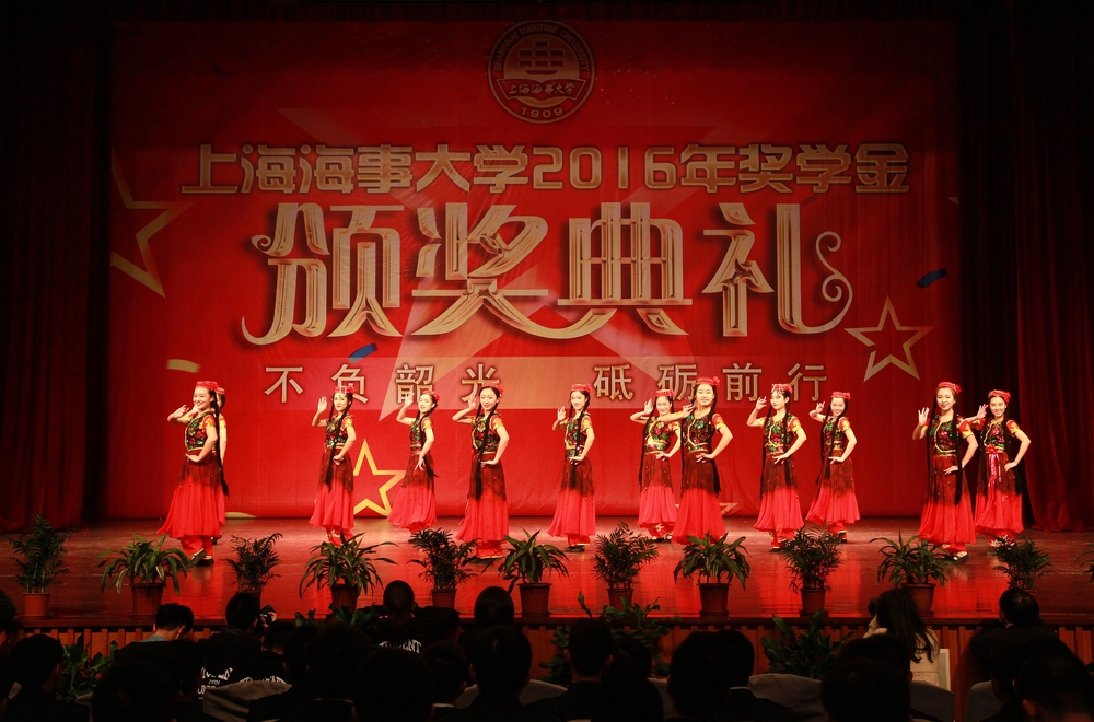校舞蹈團表演