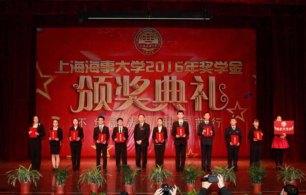 金永興書記為獲獎學生頒獎