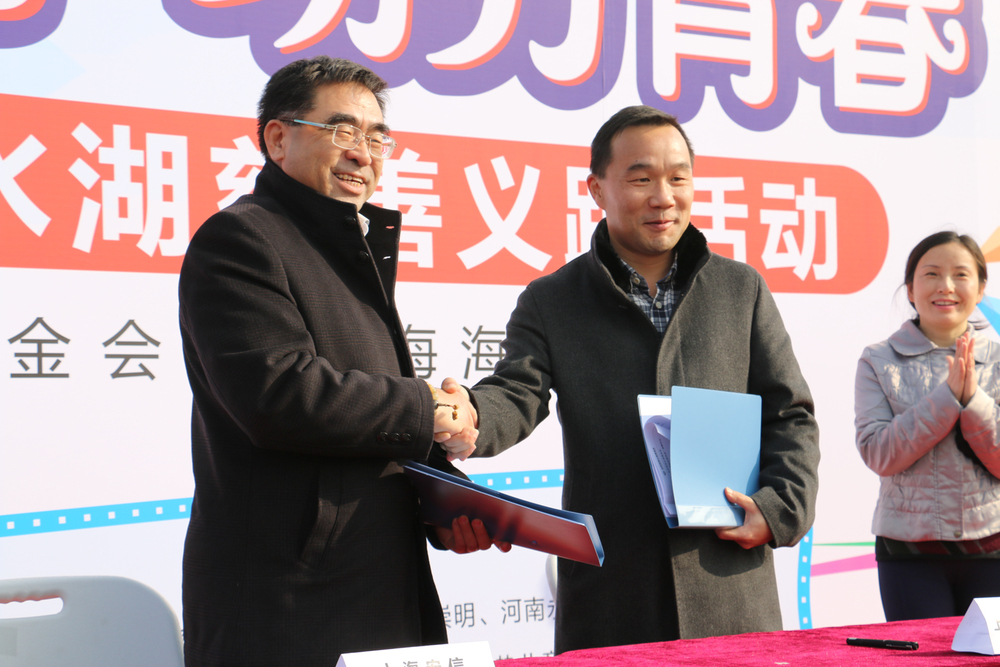 王海威副書記與北京宏信基金會(huì)理事劉建東代表雙方進(jìn)行了獎(jiǎng)學(xué)金簽約儀式