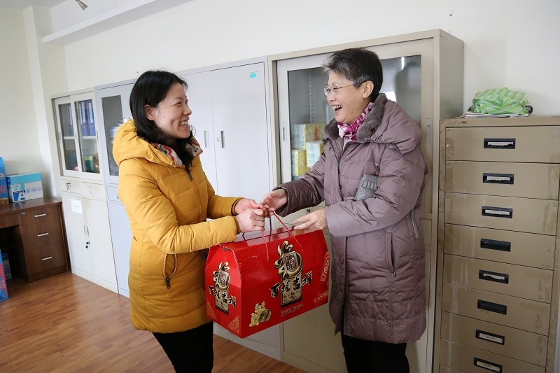 送溫暖活動